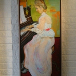 Vrouw aan de piano met kaarslicht